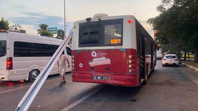 Antalya’da halk otobüsüne karavan tentesi saplandı