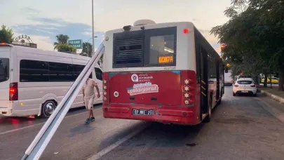 Antalya’da halk otobüsüne karavan tentesi saplandı