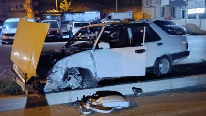 Otomobil direğe çarptı, sürücü yaralandı