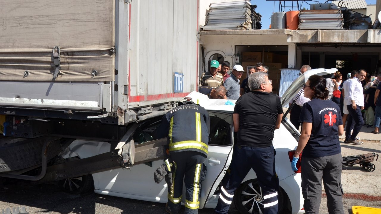 Baba, anne ve 2 çocuğunun yaralandığı kaza kamerada
