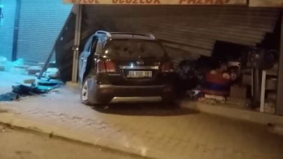 Araç işyerine daldı: 2 yaralı