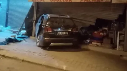 Araç işyerine daldı: 2 yaralı