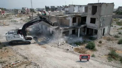 Mersin’de terk edilmiş 3 katlı bina yıkıldı