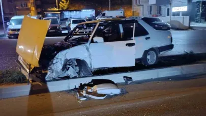 Eğirdir’de alkollü sürücü direğe çarptı: 1 yaralı