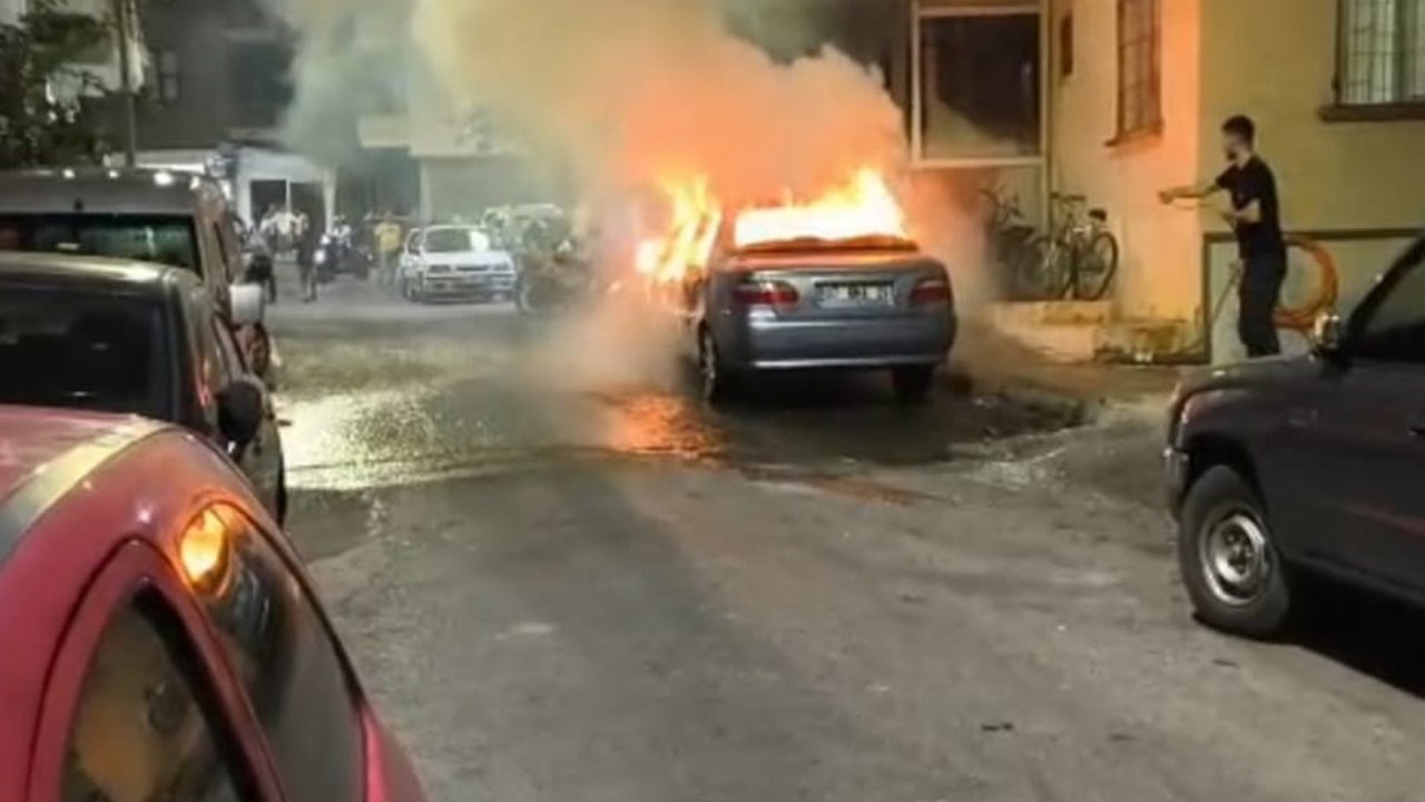 Yanan otomobili, balkondan kovalarla su dökerek söndürdüler