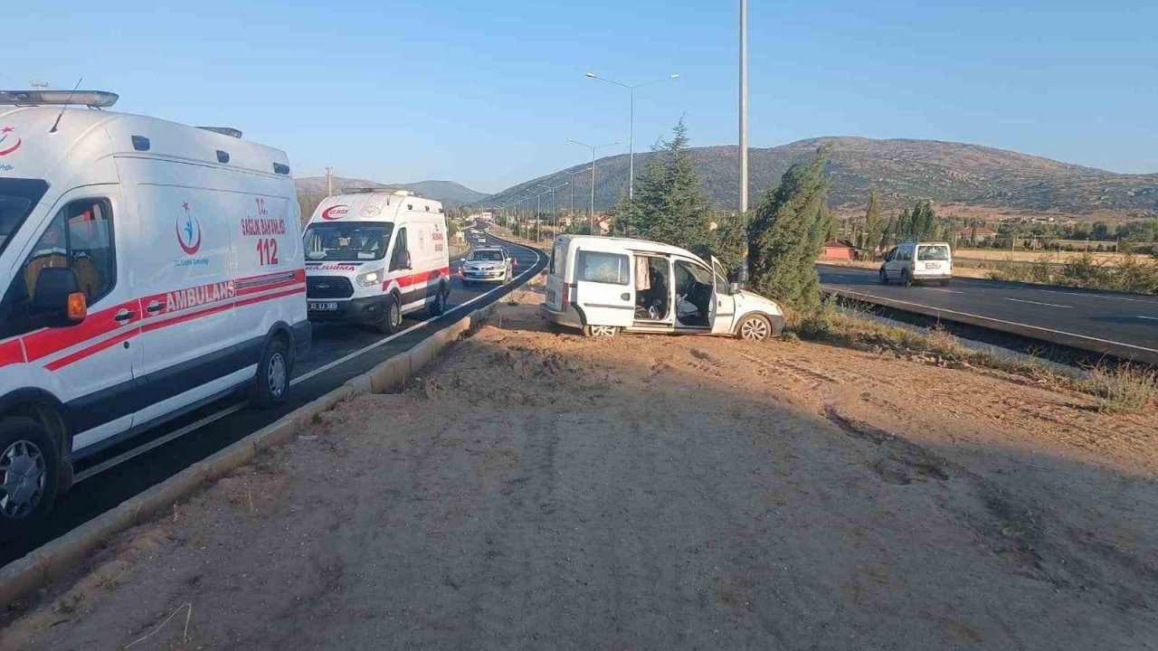 Kontrolden çıkan hafif ticari araç direğe çarptı: 5 yaralı