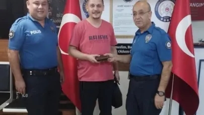 Isparta’da içerisinde para bulunan cüzdan sahibine teslim edildi