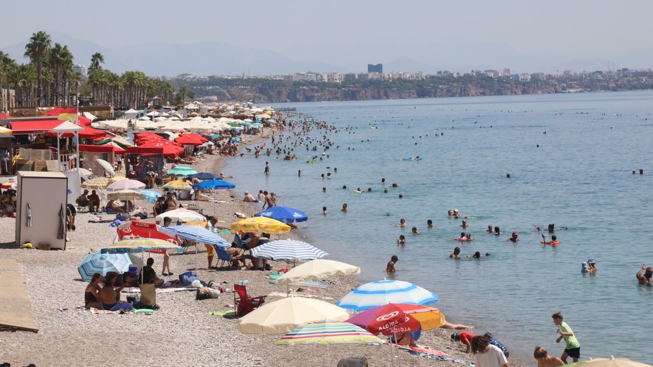 Tatilciler, sıcaklığı 31 derece ölçülen denizde serinlemeye çalıştı