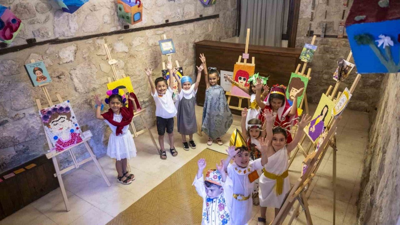 Çocuk Gelişim Merkezlerinde eğitim alan miniklerin eserleri Tarsus’ta sergileniyor