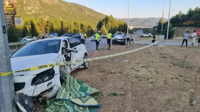 Burdur-Antalya karayolunda otomobiller çarpıştı, 1’i ağır 2 yaralı