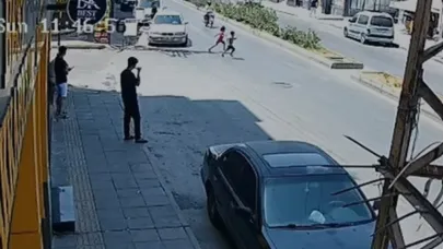 Feci kaza kamerada: Motosikletlinin çarptığı 2 çocuktan biri öldü