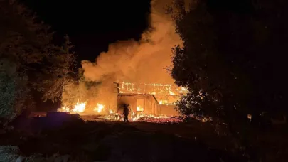 Antalya’da kereste fabrikasının lojmanı alev alev yandı, büyük panik yaşandı