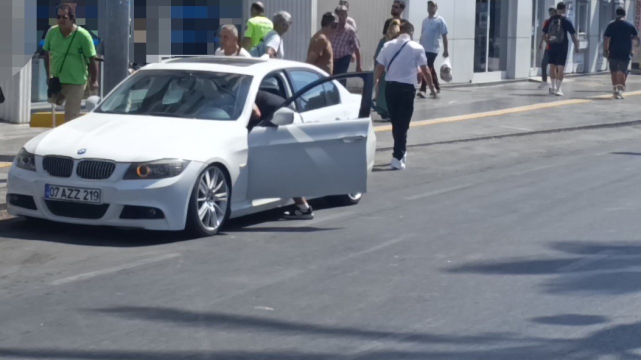 Kırmızı ışıkta bekleyen sürücünün önünü kesip saldırdılar, o anlar güvenlik kamerasına yansıdı