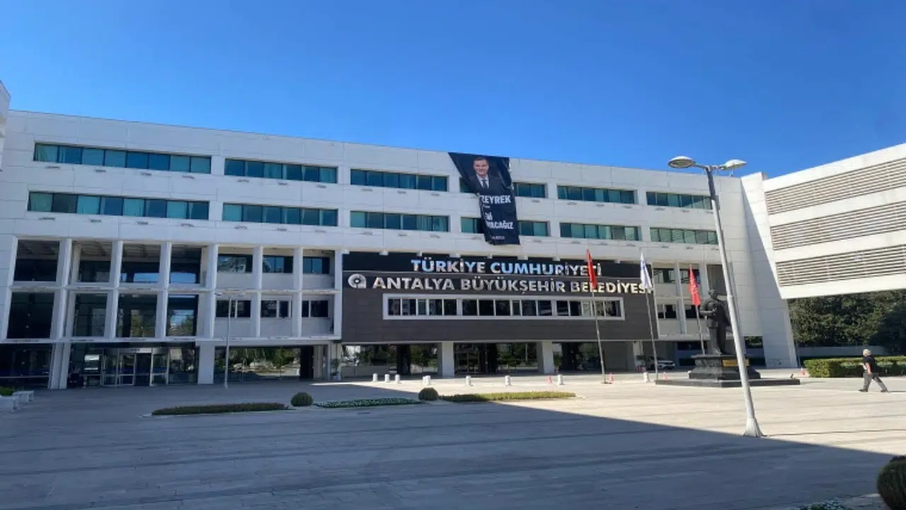 Antalya Büyükşehir Belediyesine yönelik "rüşvet" operasyonunda 17 kişi gözaltına alındı