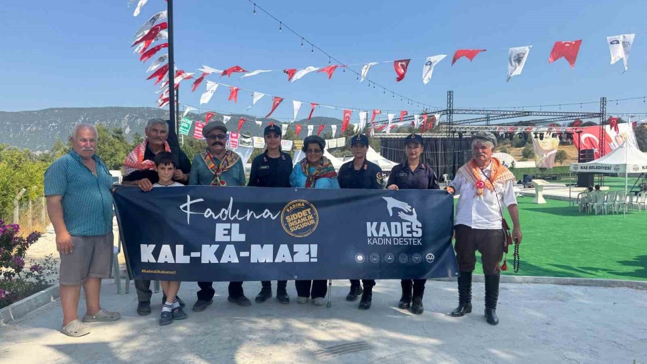 Antalya’da ’KADES’ ve ’Kadına El Kalkamaz’ etkinliğiyle bin vatandaşa bilgilendirme yapıldı