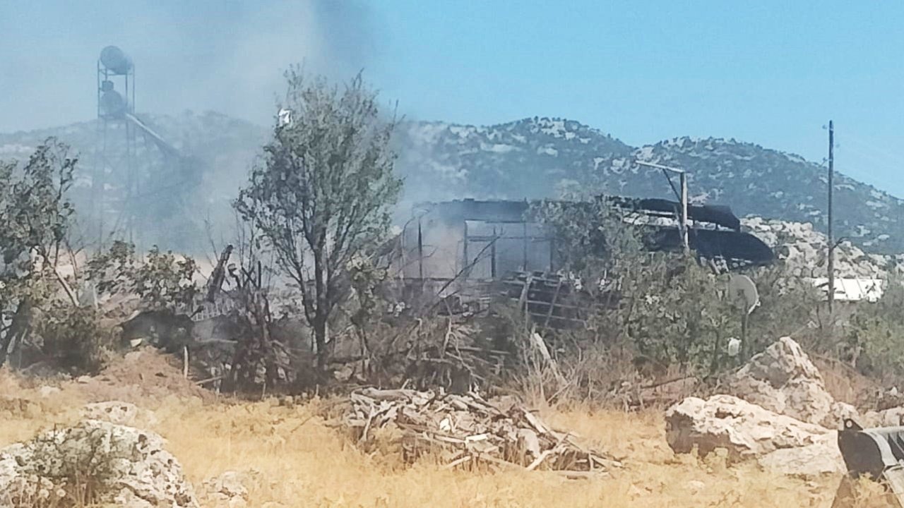 Ev yangını ormana sıçramadan söndürüldü