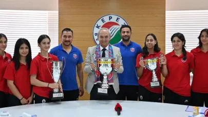 Türkiye’nin gol kraliçesi Gazel Dikme, Kepez’i gururlandırdı