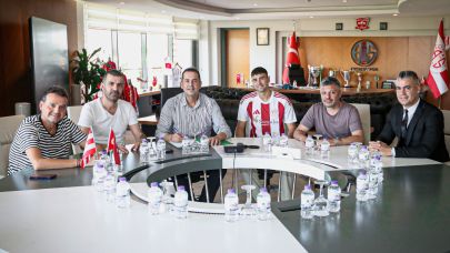 Antalyaspor'a Arjantinli stoper Lautaro Giannetti imzayı attı