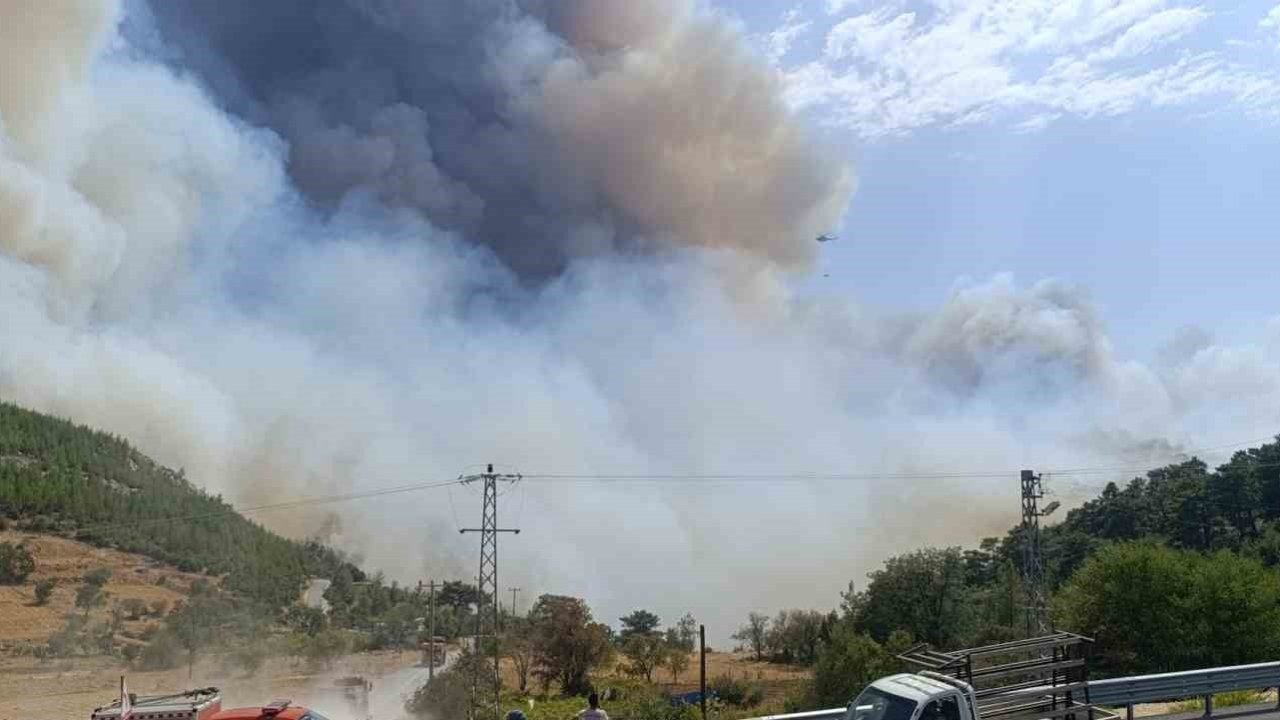 Mersin’deki orman yangınında evler tedbiren boşaltılıyor