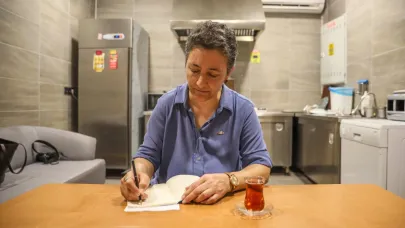 Belediyenin çaycısı, çocuk gelinler için kitap yazdı