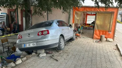 Otomobil, kahvehaneye girdi: 1 ölü, 2 yaralı