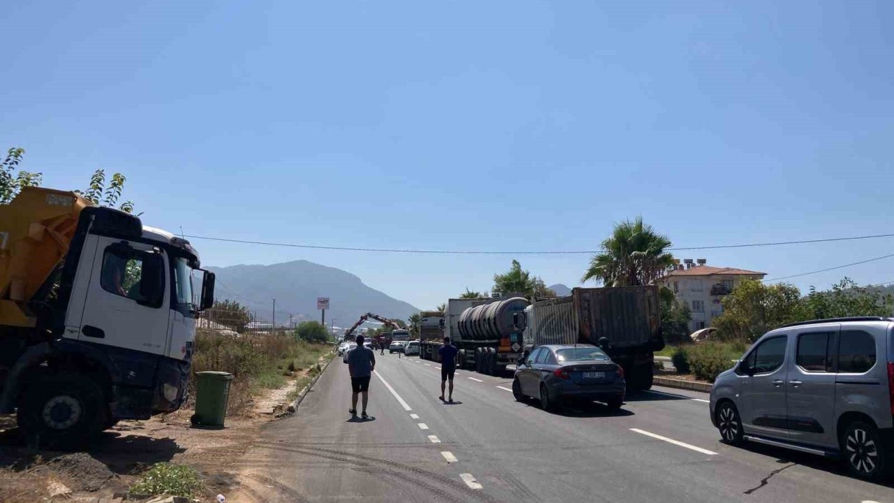 Açık damperle EDS direğine çarptı