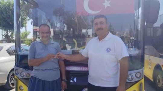 Otobüs şoförü bulduğu altını sahibine verdi