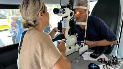AK Parti Antalya Milletvekili Çokal, mobil araçla vatandaşın göz taramasını yapıyor