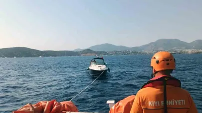 Bodrum açıklarında arızalanan ve sürüklenen tekne kurtarıldı