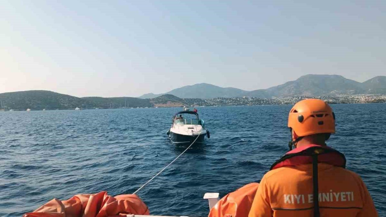 Bodrum açıklarında arızalanan ve sürüklenen tekne kurtarıldı