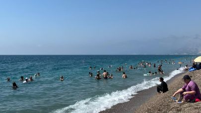 Antalya’da sıcak hava nedeniyle sahiller doldu taştı!