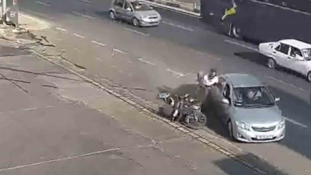 Kazada motosiklet sürücüsü çarpıştığı otomobilin kapısına tutunup sonra yere düştü