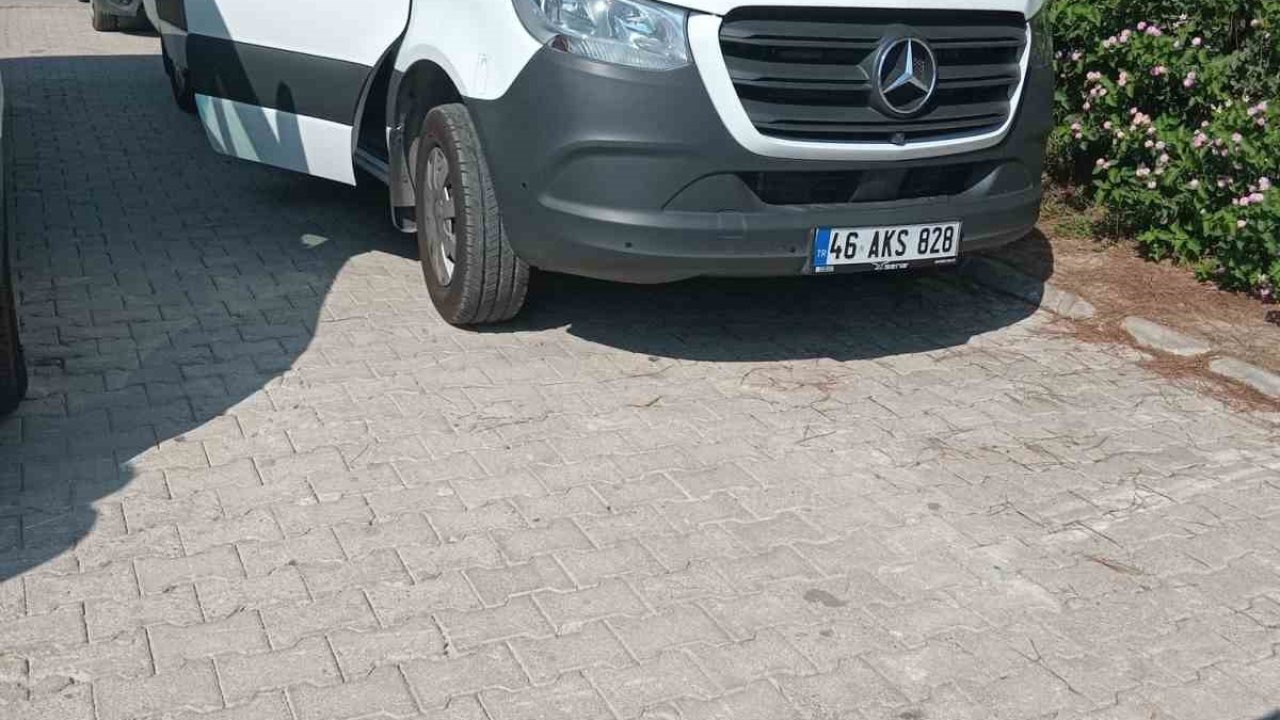 Antalya’da tur minibüsü şoförü aracında ölü bulundu