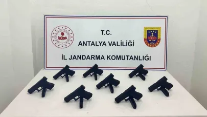 Antalya’da otomobilden 8 ruhsatsız tabanca çıktı