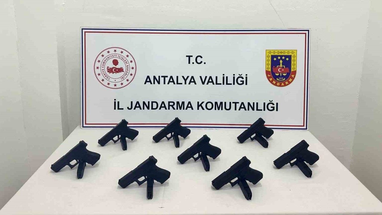 Antalya’da otomobilden 8 ruhsatsız tabanca çıktı