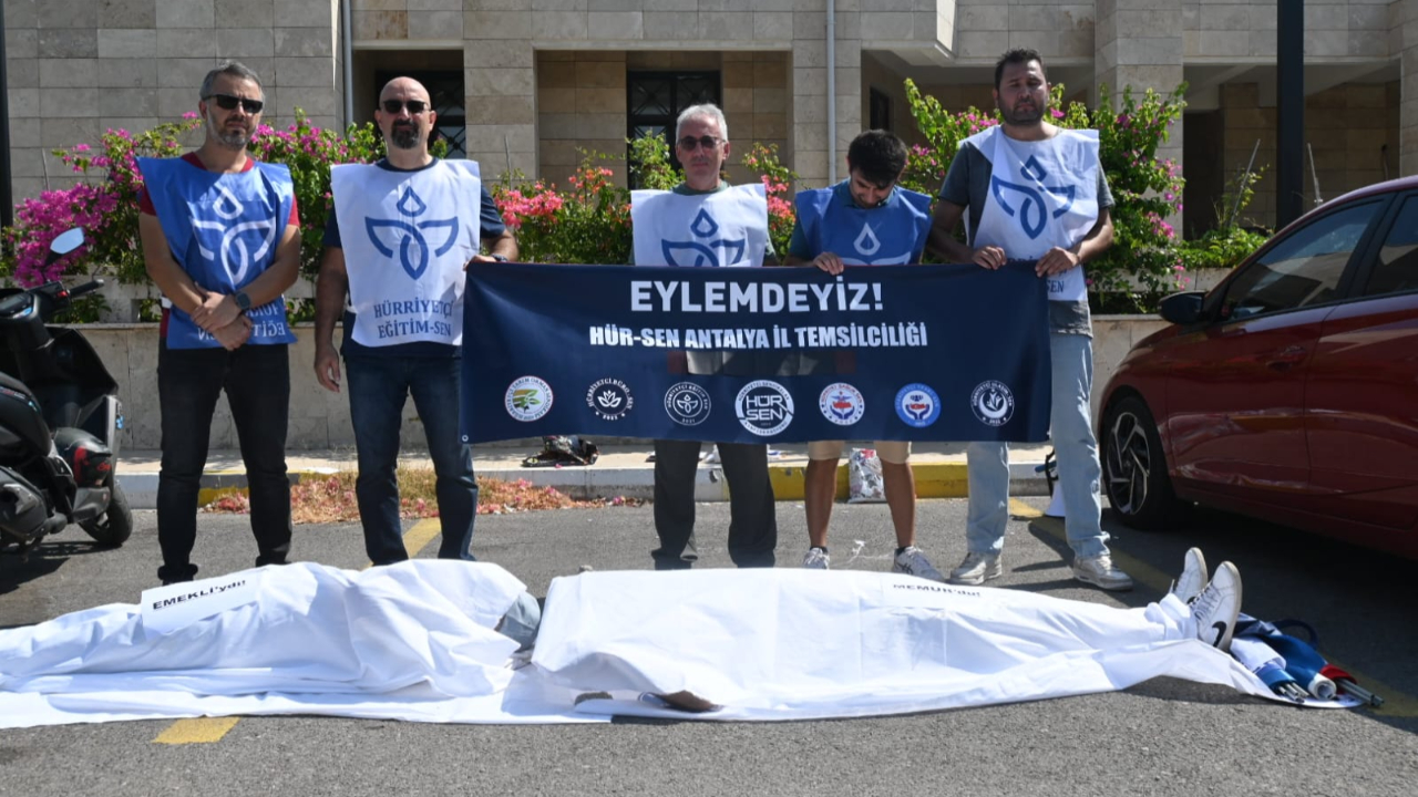 Antalya’da memurlardan kefenli eylem