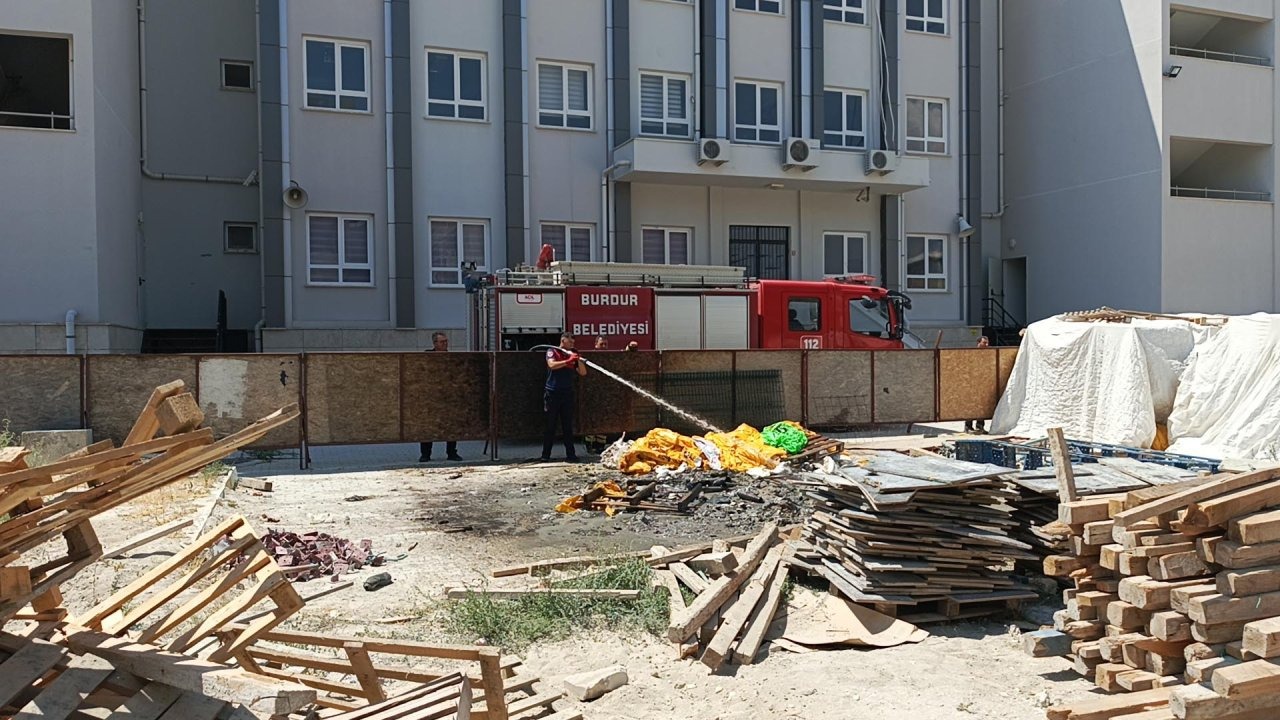 Okul inşaatında yangın paniği
