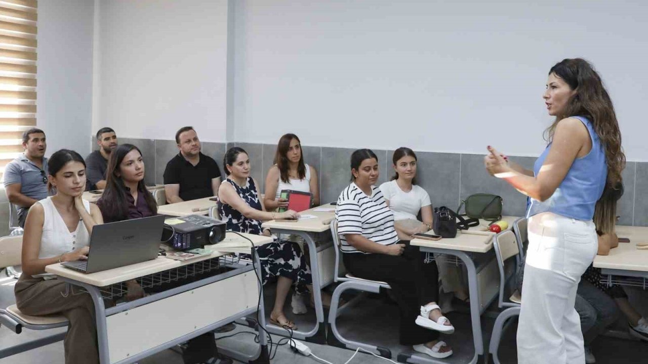 Mersin’de ebeveynlerin çocuklarıyla iletişimine ışık tutuluyor