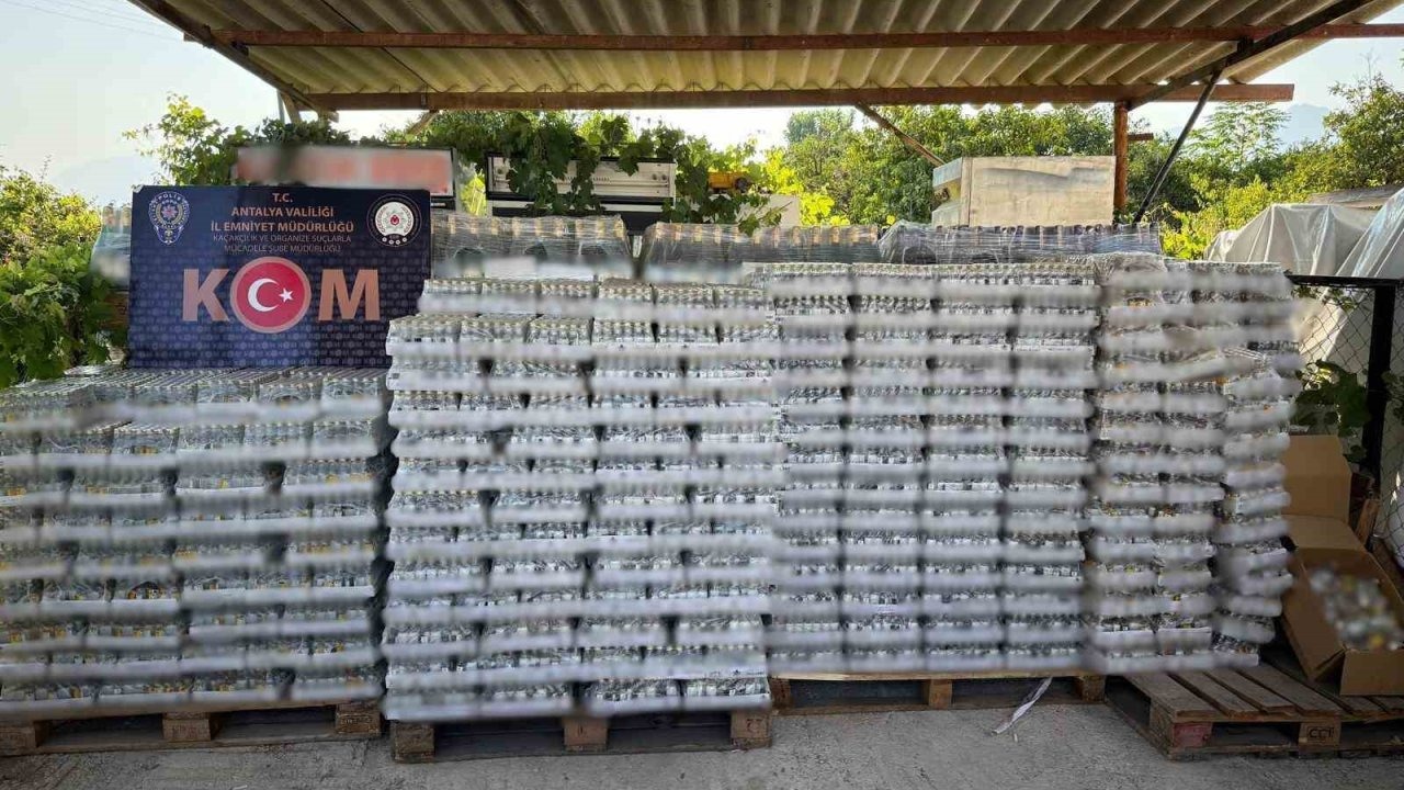 Antalya’da kaçakçılık operasyonunda 39 bin 944 şişe kaçak içki ele geçirildi