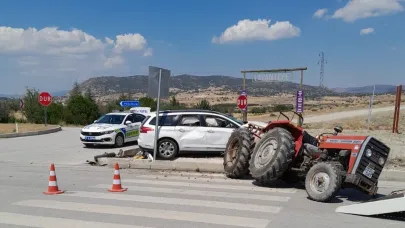 Burdur’da traktör ile otomobil çarpıştı: 1’i ağır 6 yaralı