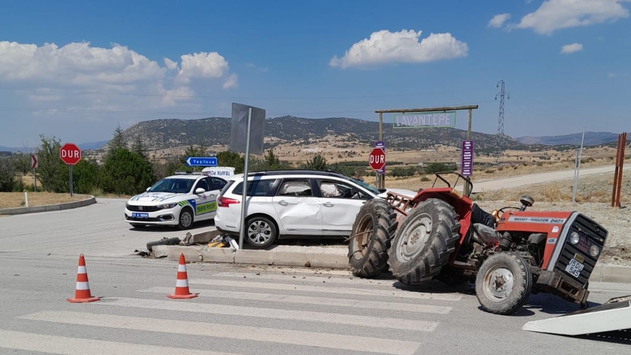 Burdur’da traktör ile otomobil çarpıştı: 1’i ağır 6 yaralı