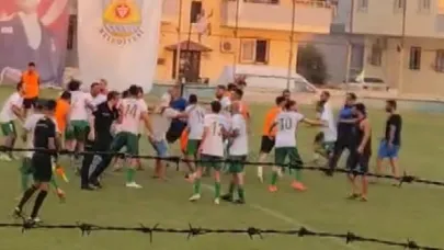 Tarsus’ta futbol turnuvasında kavga: Futbolcular tekme tokat birbirine girdi
