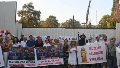 Antalya Müzesi önünde “Müze halkındır, yıkılamaz” eylemi