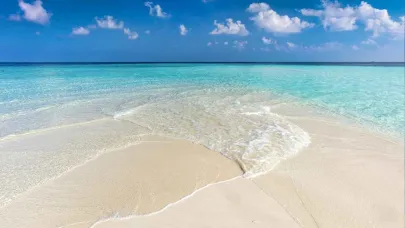Antalya'da renk değiştiren plaj! Sabah turkuaz, akşam altın sarısı