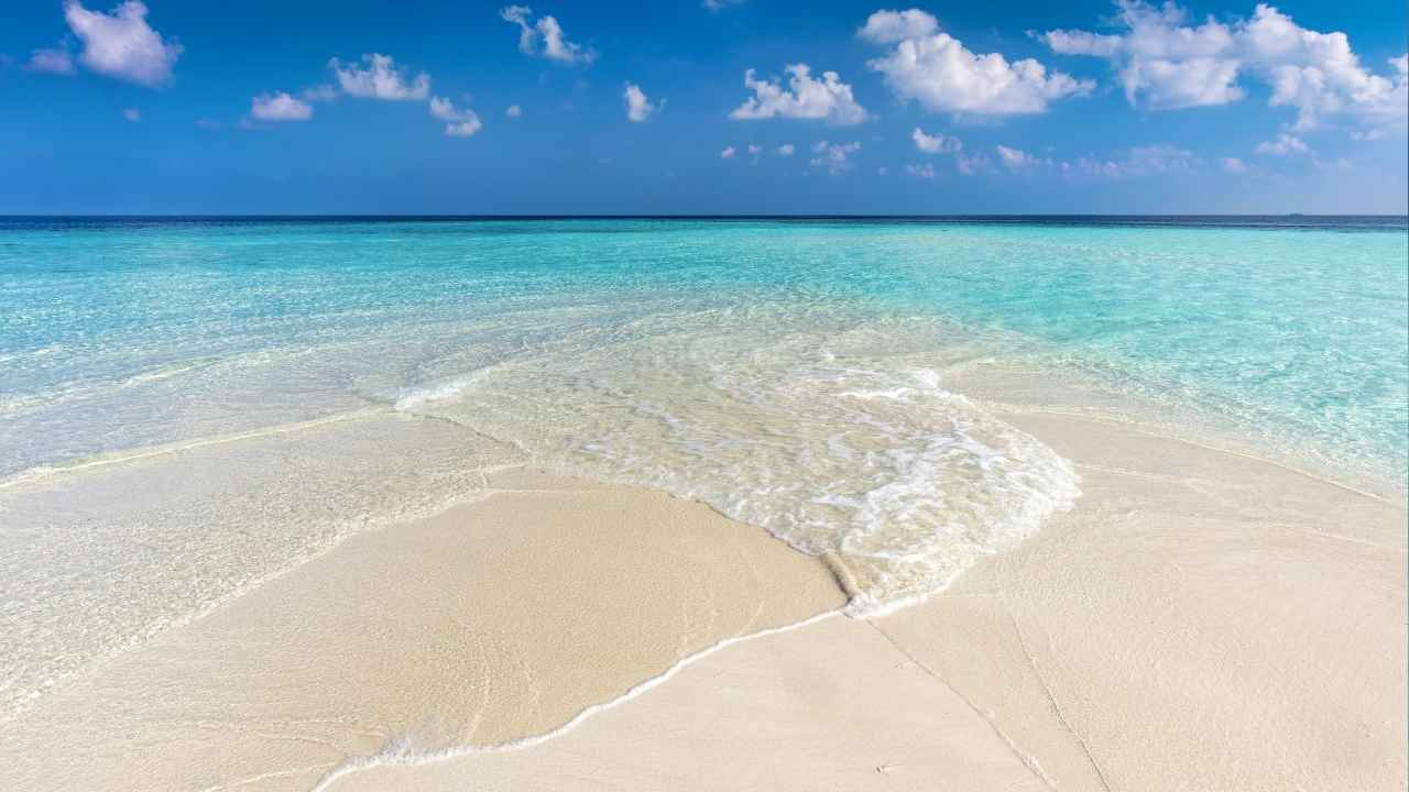 Antalya'da renk değiştiren plaj! Sabah turkuaz, akşam altın sarısı