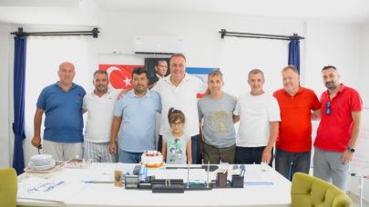Fethiyespor Teknik direktörü Dinçel’e Çifte Doğum Günü Kutlaması