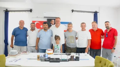 Fethiyespor Teknik direktörü Dinçel’e Çifte Doğum Günü Kutlaması