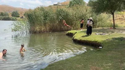 Antalya sıcağından kaçanlar, 1700 rakımlı turkuaz renkli Dipsiz Göl’de serinliyor