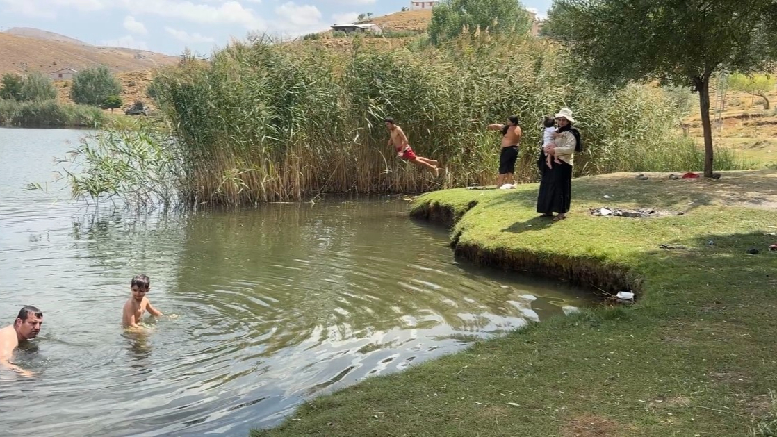 Antalya sıcağından kaçanlar, 1700 rakımlı turkuaz renkli Dipsiz Göl’de serinliyor
