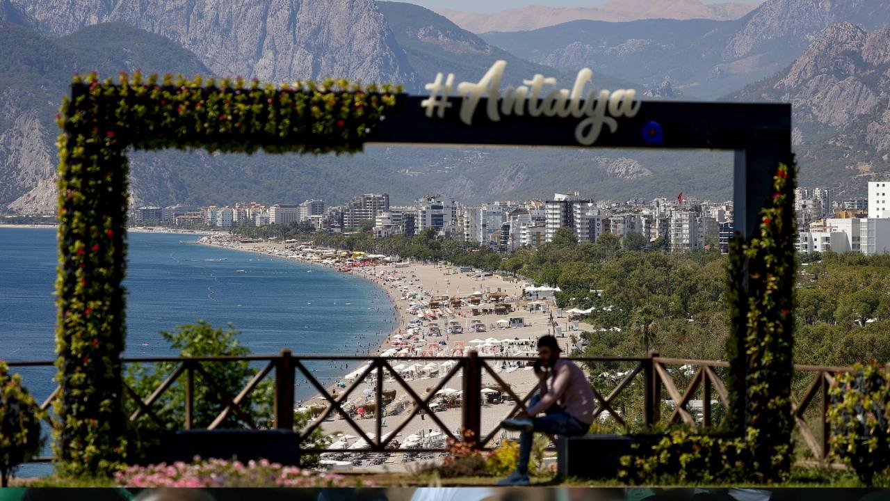 CHP’li Kaya: “Antalya’nın turizm ilçelerinde müdürlük yok, sorunlar çözülmüyor”